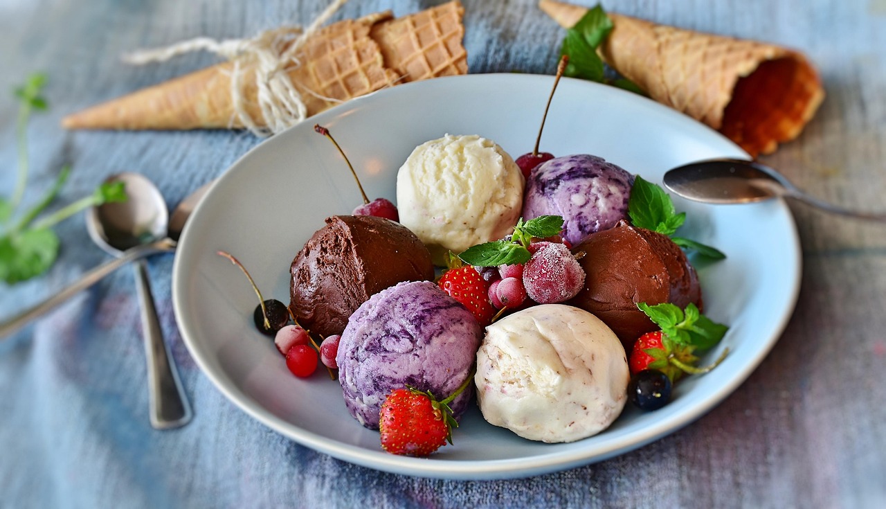 6 scoops of ice cream with fruits in a bowl plate.